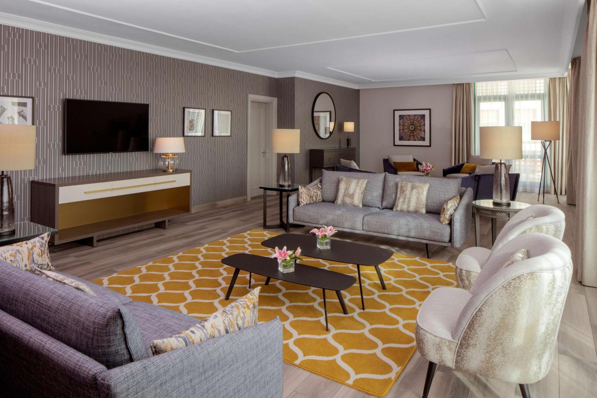 ホテル グランド ハイヤット アンマン エクステリア 写真 The living room of a suite at The Westin Palace, Madrid